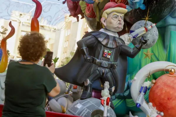 Donald Trump como Darth Vader, en la hoguera La Cerámica. Trump, en distintas poses de emperador del mundo, es uno de los personajes políticos que más se repite y que más sonrisas despierta en los miles de visitantes que recorren estos días la ciudad de Alicante para ver los ninots de las fiestas de las Hogueras de San Juan.