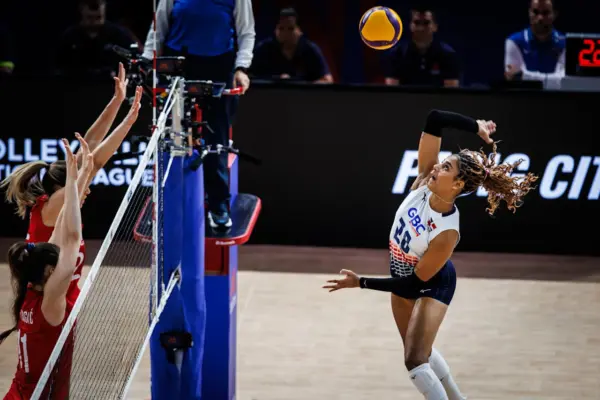 Katielle Alonzo consigue un remate ante Serbia en el tercer parcial