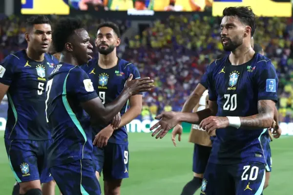 Vinícius Júnior (i) y Lucas Paquetá (d) de Brasil celebran un gol este viernes, en un partido del grupo C del Mundial de la FIFA 2026 entre Brasil y Haití, en el estadio Lincoln Financial Field en Filadelfia (Estados Unidos). EFE