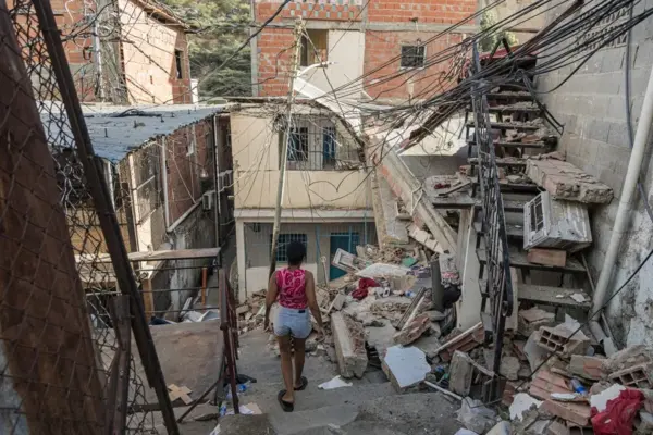 Una mujer camina en una zona afectada por los terremotos, en Catia La Mar (Venezuela). EFE