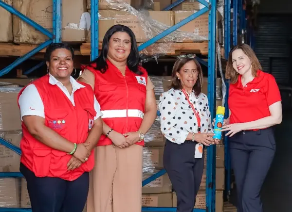 Representantes de la Cruz Roja  junto a Olga Ramona   de la Cruz  y Carolina Díaz.