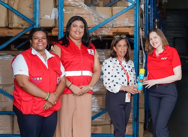 Representantes de la Cruz Roja  junto a Olga Ramona   de la Cruz  y Carolina Díaz.