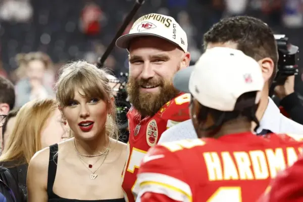 Fotografía de archivo de Travis Kelce (c), y su prometida, la cantante estadounidense Taylor Swift (i)