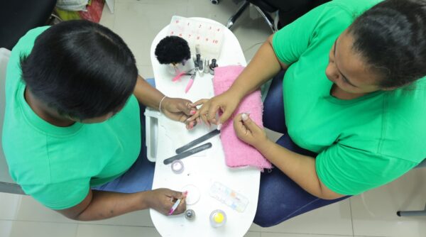 Los programa  y cursos brindan oportunidad de desarrollar habilidades que permiten a las mujeres  producir su sustento económico.  elieser tapia