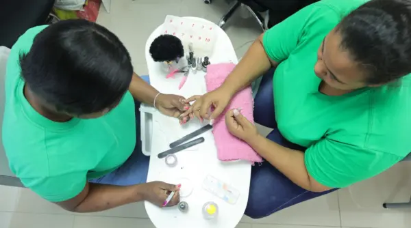 Los programa  y cursos brindan oportunidad de desarrollar habilidades que permiten a las mujeres  producir su sustento económico.  elieser tapia