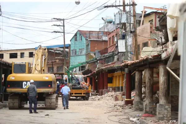 Personas trabajan, en una zona afectada por los terremotos en Venezuela, en El Junquito (Venezuela). EFE
