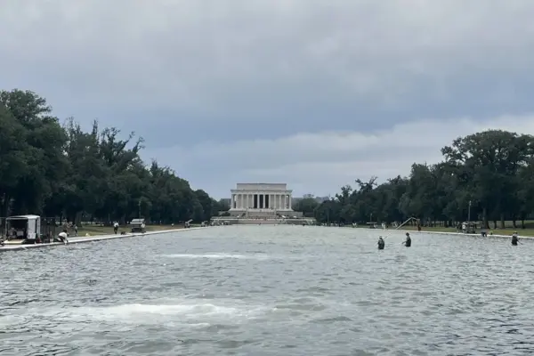 Fotografía del estanque reflectante situado frente al Monumento a Abraham Lincoln (atrás), que se llenó de algas y tiñeron de verde el agua, en Washington (EE.UU.). EFE