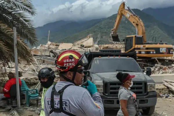 Un integrante del Búsqueda y Rescate Urbano de Perú trabaja en operaciones de rescate en una zona afectada por los terremotos, en La Guaira (Venezuela). EFE