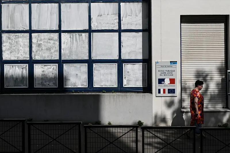 Por qué en Francia están pintando las ventanas con tiza para combatir el calor