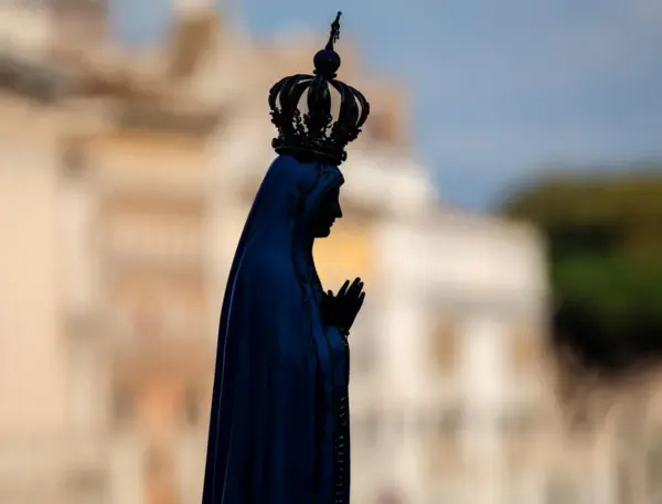 Una estatua de la Virgen María.