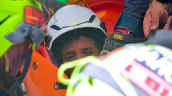 Moisés, de 11 años, fue extraído de los escombros después de estar atrapado más de tres días.