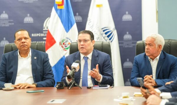 Gobierno es intermediario entre las empresas del sector bancario y gasolineras.  fuente externa