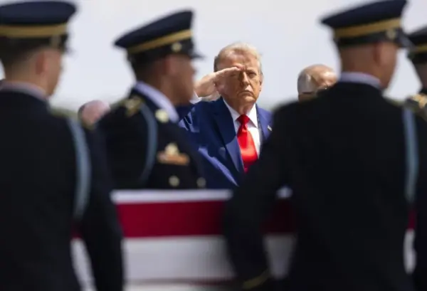 Donald Trump recibe con honores  los cuatro militares estadounidenses muertos en ataques.