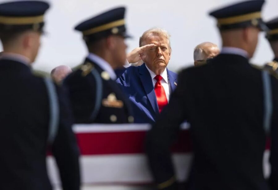 Donald Trump recibe con honores  los cuatro militares estadounidenses muertos en ataques.