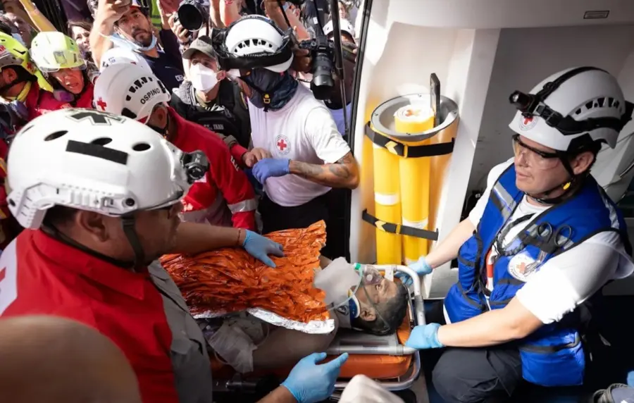 Hernán Gil fue encontrado con vida entre los escombros de una garita de un edificio.