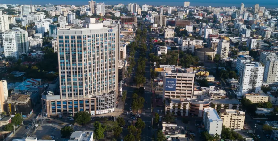 La Churchill  funciona como vitrina del centro financiero de la capital y es una zona con  arquitectura moderna.  Eliser Tapia
