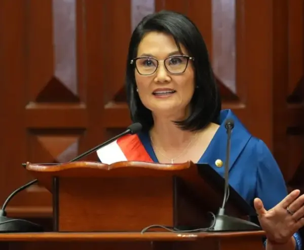 Keiko Fujimori inicia su mandato enfocada en combatir el crimen y reducir desigualdades.