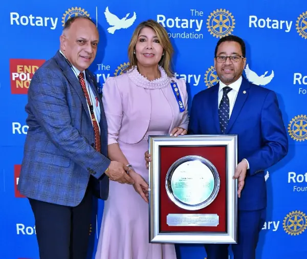 Rubén Goico y Rita Soriano entregan a Lenin Francisco el gran premio.