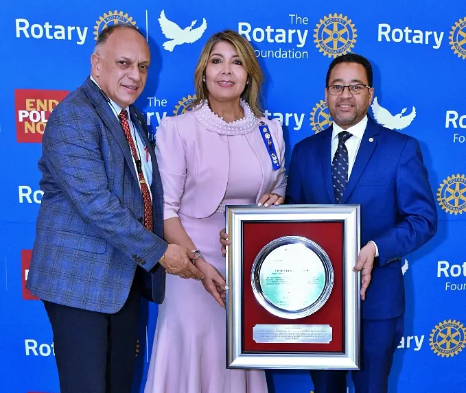 Rubén Goico y Rita Soriano entregan a Lenin Francisco el gran premio.