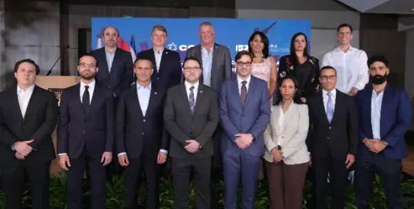 Embajador de Israel, Raslan Abu Rukun, junto a la nueva directiva de la Cámara de Comercio Domínico-Israelí.