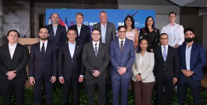Embajador de Israel, Raslan Abu Rukun, junto a la nueva directiva de la Cámara de Comercio Domínico-Israelí.