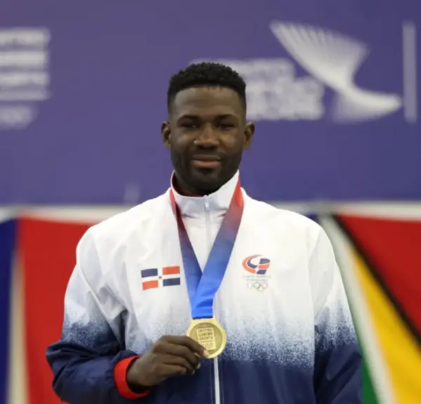Bernardo Pie muestra    medalla de oro que ganó en taekwondo.