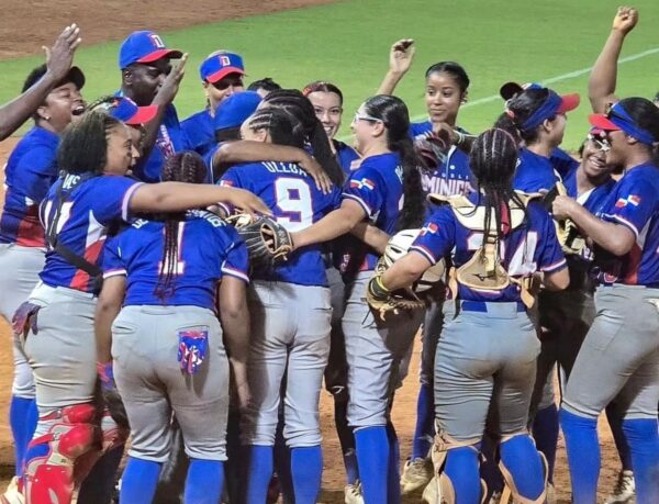 Las sensacionales chicas de la selección de softbol han sido atracción en los  Juegos.  Archivo