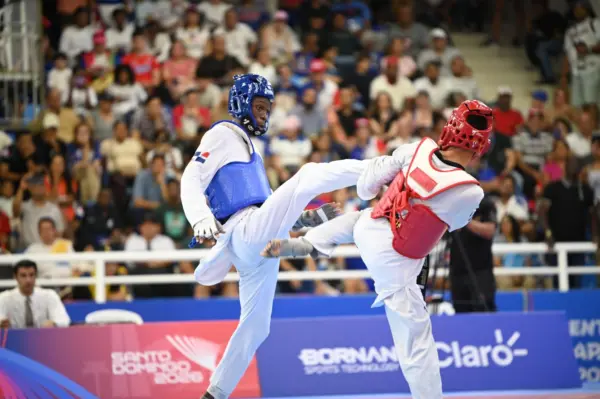 El dominicano Wilfrido de la Cruz  durante su combate ante  hondureño Derek Midence,  en taekwondo.