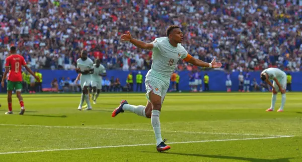 Kylian Mbappé (10) de Francia, celebra tras anotar  ante Marruecos  el viernes  su octavo gol de la Copa Mundial.  AP