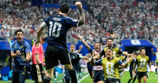 Lionel Messi de Argentina celebra luego que su compañero Lautaro Martínez marcara el segundo gol de su equipo.  Ap