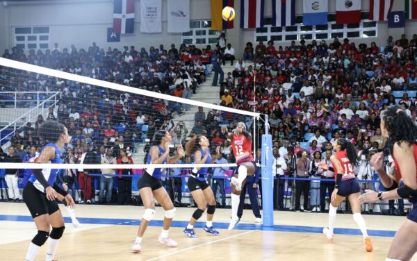 Integrantes de la selección nacional de voleibol durante el partido de exhibición ante el combinado de Cuba. olga de la Cruz
