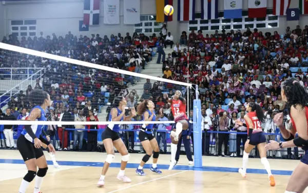 Integrantes de la selección nacional de voleibol durante el partido de exhibición ante el combinado de Cuba. olga de la Cruz