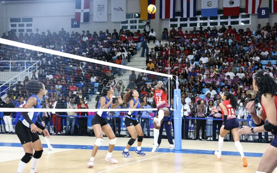 Integrantes de la selección nacional de voleibol durante el partido de exhibición ante el combinado de Cuba. olga de la Cruz