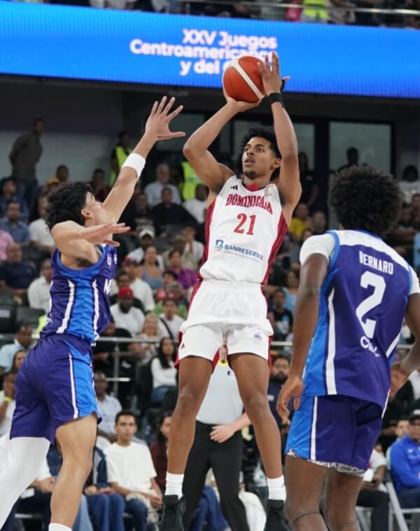 RJ Luis Jr (21) intenta realizar un lance durante el partido de Dominicana ante Nicaragua