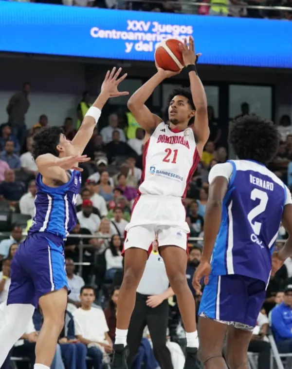 RJ Luis Jr (21) intenta realizar un lance durante el partido de Dominicana ante Nicaragua