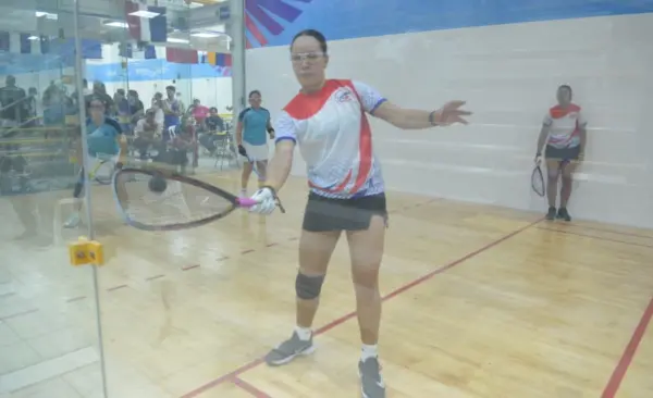 Alejandra Jiménez durante su competencia ayer en la disciplina de ráquetbol