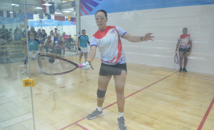 Alejandra Jiménez durante su competencia ayer en la disciplina de ráquetbol
