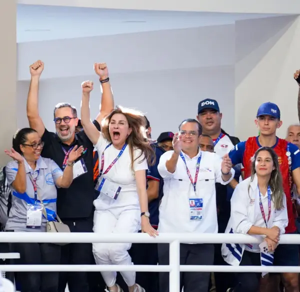 Alcaldesa Carolina Mejía junto a Manuel Luna disfrutan juego