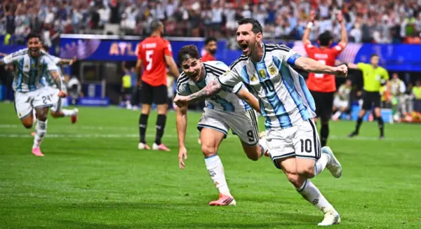 Lionel Messi (10)  de Argentina celebra luego de anotar uno de los goles de su equipo contra Egipto en la Copa  Mundial.  ap