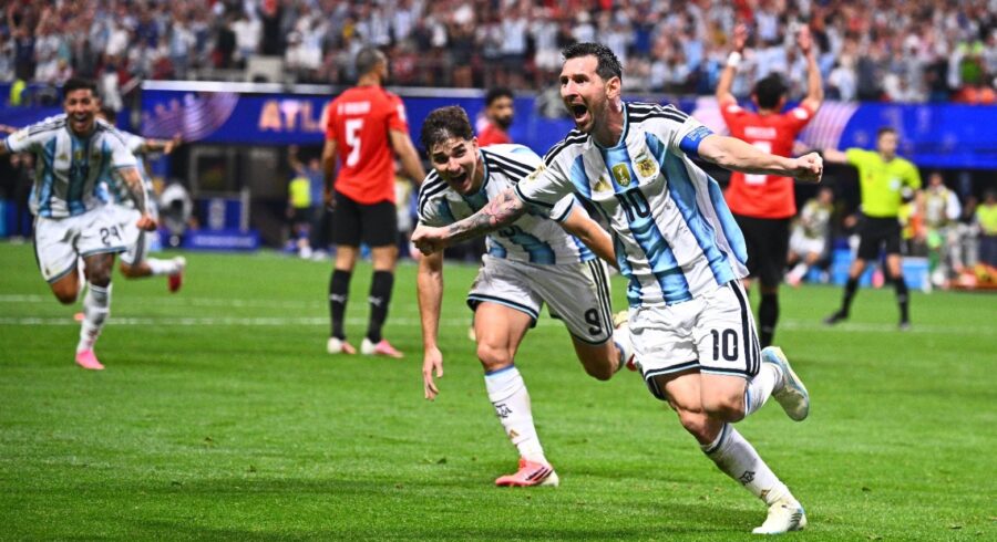 Lionel Messi (10)  de Argentina celebra luego de anotar uno de los goles de su equipo contra Egipto en la Copa  Mundial.  ap