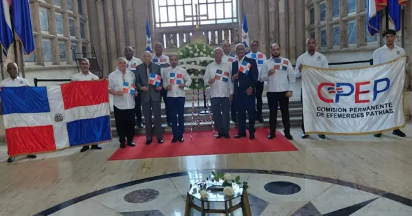Juan Pablo Uribe, presidente de Efemérides Patrias, junto a personalidades de la vida nacional.