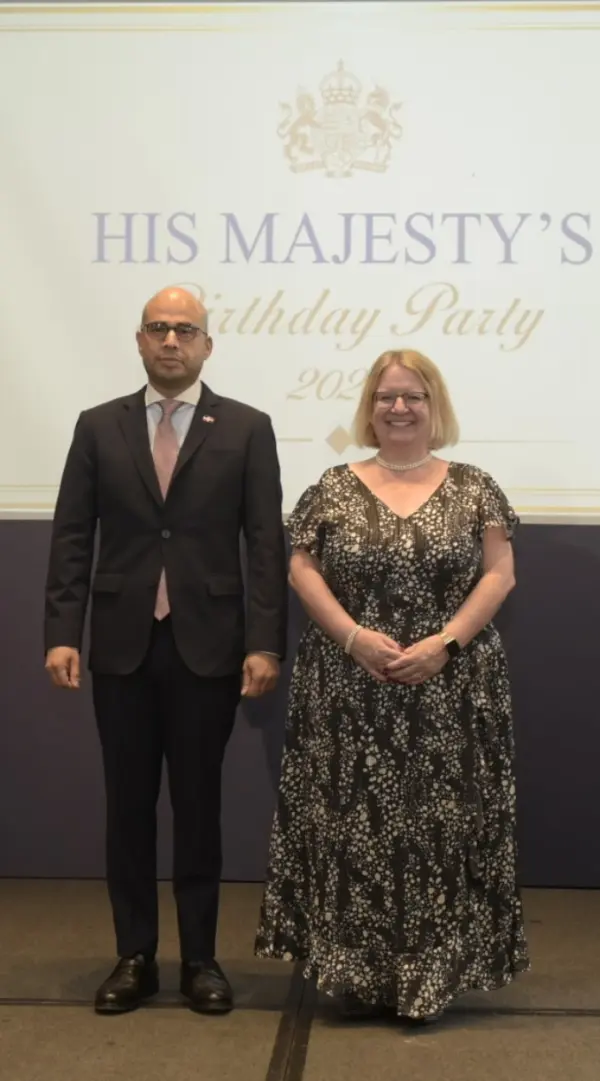 Francisco Caraballo, viceministro de Política Exterior Bilateral y la embajadora británica Carol van der Wal.