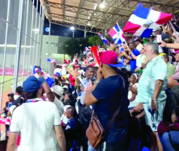 Los fanáticos dominicanos les han ofrecido un gran respaldo a las softbolistas dominicanas.