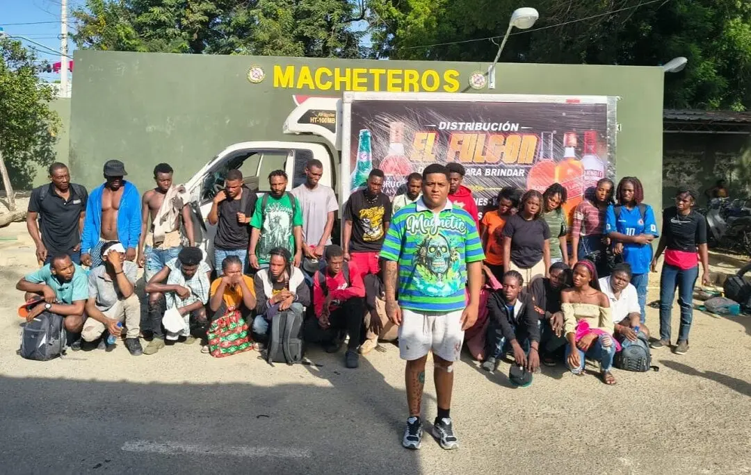 Ejército detiene a 29 haitianos indocumentados ocultos en un camión de carga tras persecución en Valverde