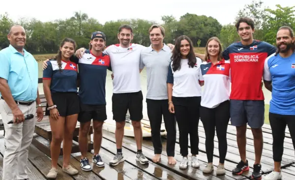 El equipo de esquí náutico junto a Juan Febles Dalmasí,   del Comité Olímpico Dominicano.