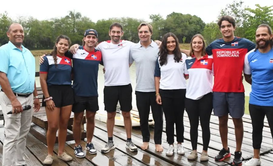 El equipo de esquí náutico junto a Juan Febles Dalmasí,   del Comité Olímpico Dominicano.