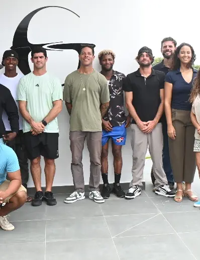 Integrantes de la selección de surf que estará en los juegos