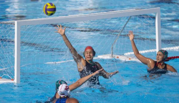 La arquera Alicia Fregoso (c), de México, rechaza el balón.   (EFE)