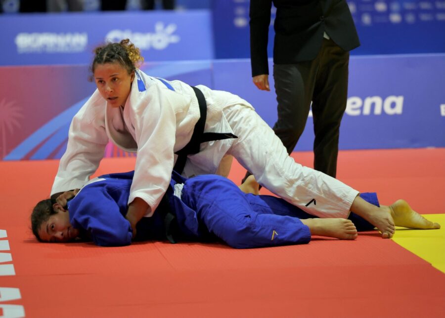 La judoca Esmeralda Damiano  somete a su oponente.