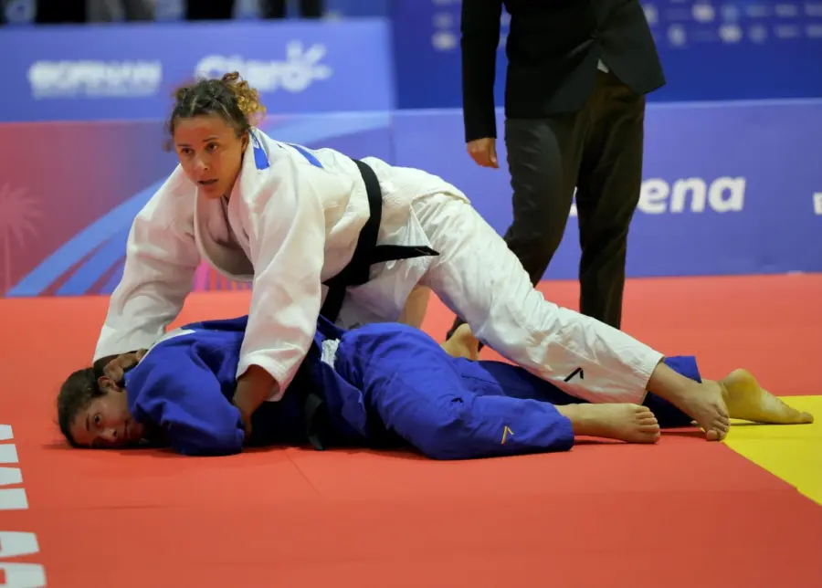 La judoca Esmeralda Damiano  somete a su oponente.